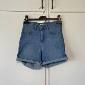 Jeans shorts - Jeans shorts från Gina tricot i storlek S, modell Molly.  45 kr + frakt 🥰
