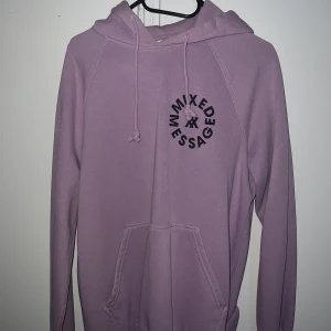 Basic hoodie - Säljer en basic rosa hoodie. Är i användskick 