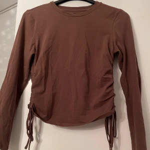 Tröja med detaljer  - Fin basic tröja med knyte i sidan! Använd ett fåtal gånger ! 🤎