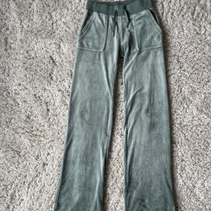 Juicy couture mint grön  - Jag säljer mina juicy byxor för att jag har tröttnat på dom. Har använt dom några få gånger men dom ser helt nya ut☺️ 