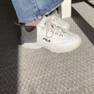 Vita Fila sneakers - Jättefina filaskor som tidigare är använda men fortfarande är i bra skick! Originalpris 800kr