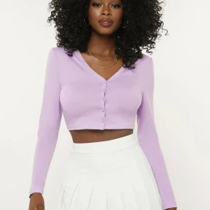 Lila Långärmad Knapp Topp 💜 - En söt ljulila sommartopp som man kan bära ensamt eller över en annan topp 🥰