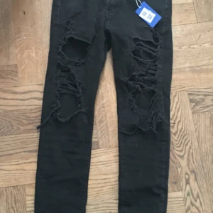 Svarta ripped jeans - Fick dom som födelsedagspresent men dom passar inte mig💀Nyskick och bra kvalitet.