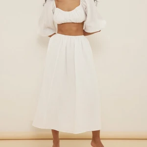 Lång kjol - Säljer denna fina långa kjolen, från NA-KD Sanna Jörnviks kollektion. Storlek 36, aldrig andvänd! köpt för 500kr säljer för 250kr köparen står för frakten!🌸✨