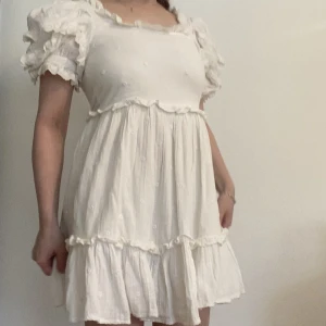 Vit studentklänning - Jättefin klänning från Topshop då jag valde en annan klänning till studenten och glömde returnera de andra klänningarna i tid :p 