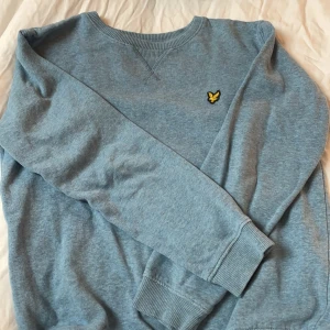 Sweatshirt  - Säljer en lyle skott tröja i storlek 12-13 år skulle säga att den passar xxs Fint skick 💙