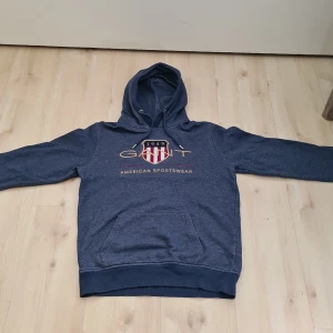 Gant hoodie - Bra skick förutom ett igensytt hål på armen (bild finns). Storlek: M Orginal pris 1399kr