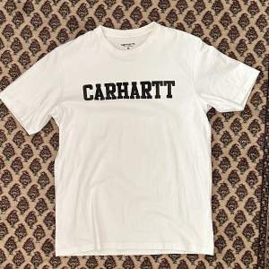 Carhartt T-shirt  Texten är camo mönstrad 
