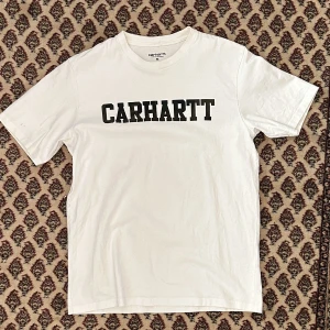 Carhartt T-shirt  - Carhartt T-shirt  Texten är camo mönstrad 