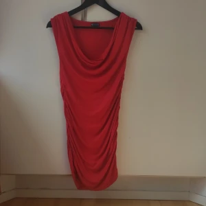 Röd dress - Storleken är S/XS men tyget stretchar. Skit fin 