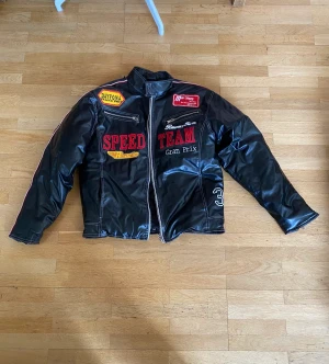 Racing jacka - Skitfet fodrad racingjacka! Säljer billigt p.g.a trög dragkedja