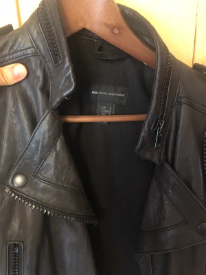 Zara skinnjacka  - Skinnjacka från zara som köptes för några år sen som såldes slut direkt. Otroligt bra skick. Aldrig fått så mkt komplimanger för en jacka tidigare. 