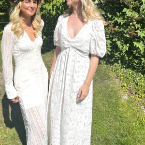 Vit broderad klänning - Vit broderad klänning i storlek S från Zara. Använd 1 gång förra midsommar.  Köpare står för frakt