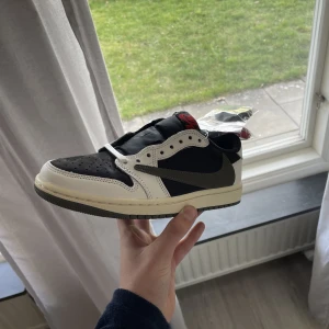 Travis Scott Olive - Helt nya travis scott direkt från snkrs med box, tillbehör och kvitto. Säljer för rimligt pris!🌟 Går för drygt 6000kr på StockX✅