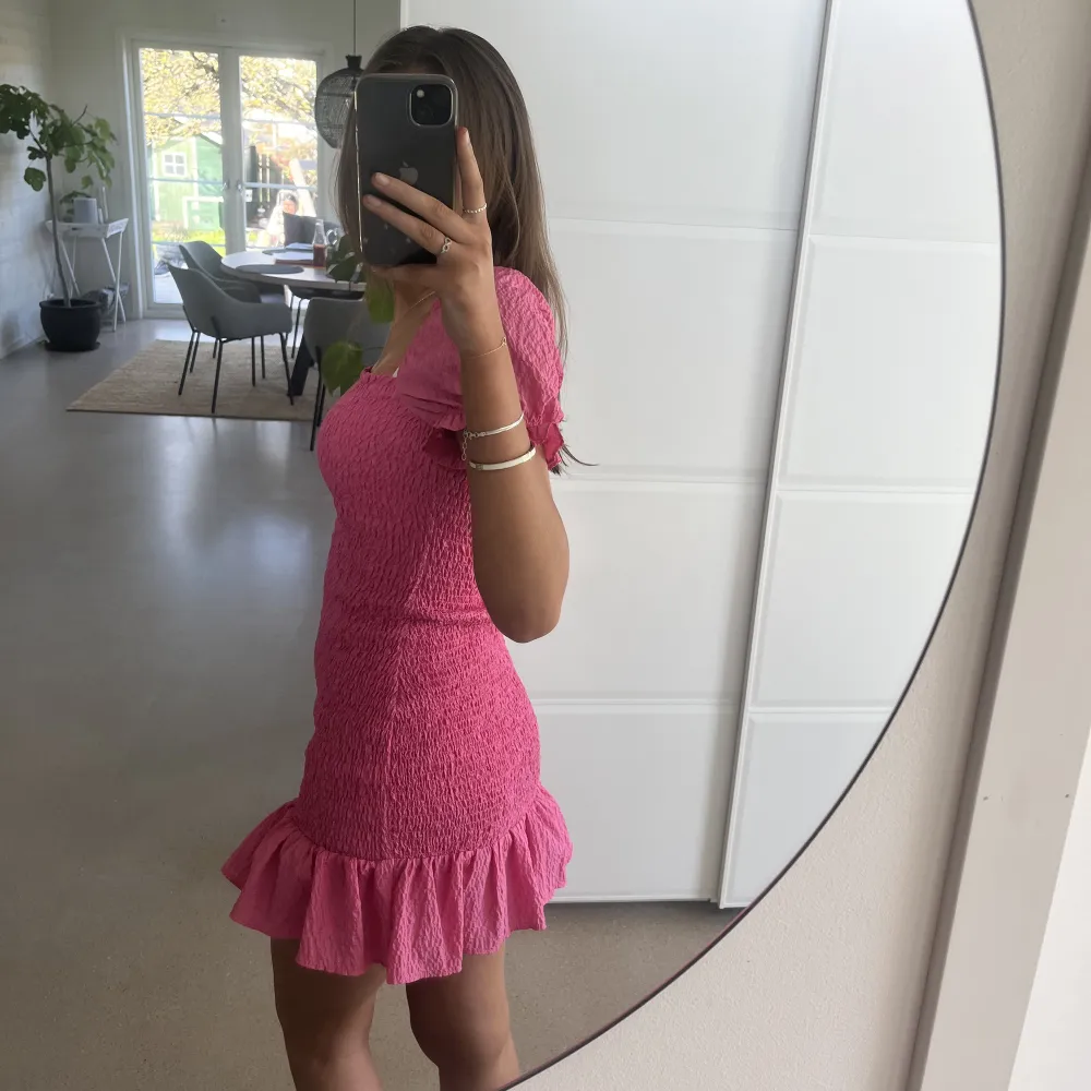 Jätte fin rosa klännig från Zara💗har aldrig andvänt och den är i nyskick. Ordinarie pris 300kr, säljer för 150 + frakt☺️. Klänningar.