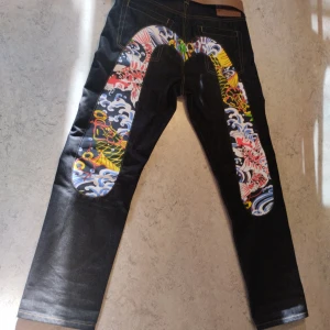 Evisu  - Evisu Jeans, jag är 170 och den lite större för mig då den för 175cm, de är helt nya. Om du vill ha flera bilder eller du har frågor du kan skriva till mig 🤗💛