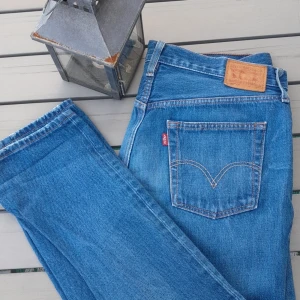 Levi's jeans - Säljer dessa blåa Levi's jeans då de är alldeles för stora till mig. Midja rakt över- ca 45 cm. Kontakta mig vid frågor eller intresse. 