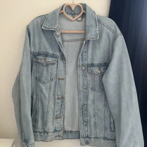Jeans jacka 💘 - Jeans jacka från Gina tricot. Nästan aldrig använd jacka i storlek S. Den är lite oversize i modelen! 