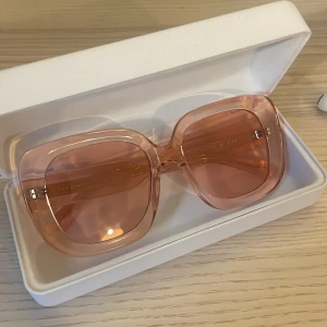 Rosa Chimis🔥 - Supersöta och somriga solglasögon med glitter detaljer! I modell 10, använda men i väldigt bra skick NYPRIS 800 MITT PRIS 350+FRAKT