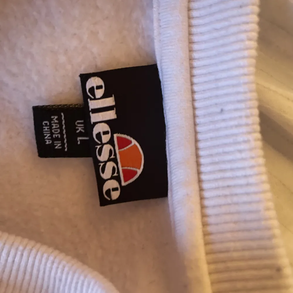 Säljer min Ellesse tröja som har i bra skick. Ny pris 600 kr. Inte använd så mycket. Jag är 180 och den sitter ganska tajt på mig fast att det är storlek L. Hoodies.