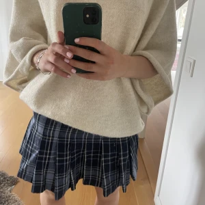 Kjol - Säljer denna supersöta kjolen från weekday i storlek S💕 Den är i ett jättebra skick och så snygg till allt möjligt!!  