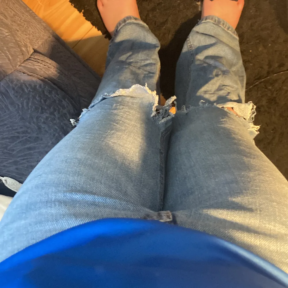 Håliga jeans, dem är lite low waist men inte jätte  . Jeans & Byxor.