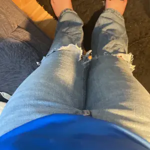 Håliga jeans, dem är lite low waist men inte jätte  