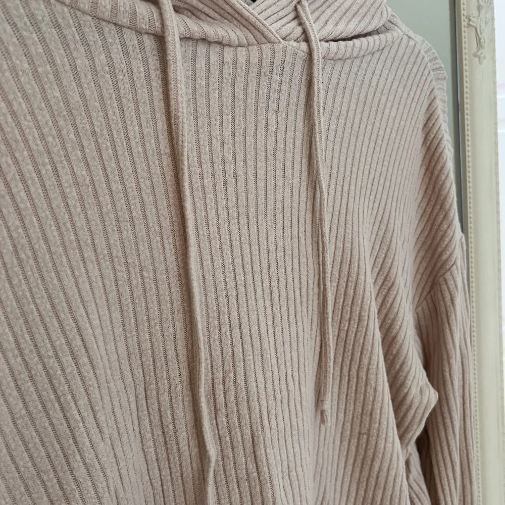 Ribbad långärmad tröja från Gina tricot  Fint skick med snörning Stlk S. Tröjor & Koftor.