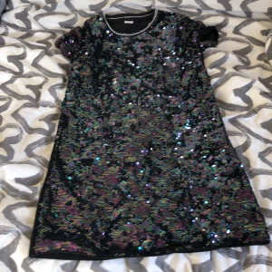 Klänning  - En klänning i storlek 146/152