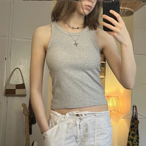 Grå topp - En schysst grå topp. Säljer då jag sällan får användning för den längre.