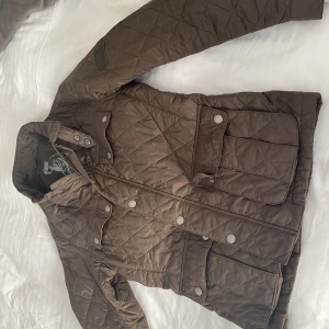 Barbour vårjacka strl m - Barbourjacka inköpt från Ströms i Göteborg. Storlek M. 