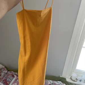 Klänning - Gul klänning som jag köpte från Gina för ganska länge sedan, inprincip aldrig använd. 