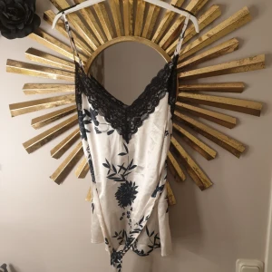 satin topp  - Nattlinne i storlek xl/xxl. Med tillhörande knytband.