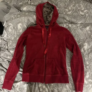 Y2k tröja - Jättefin tröja från Gina tricot med leopardmönster i luvan, säljs ej längre