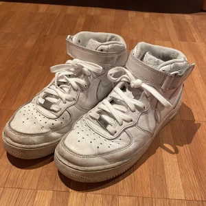 Nike Air Force 1 Mid - Använda AF1 mid skor som är i normalt skick förutom lite crease.