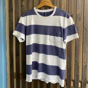 Blå och vit randig sommar T-shirt från UNIQLO. Storlek: L (true size: M) pris: 99kr. 