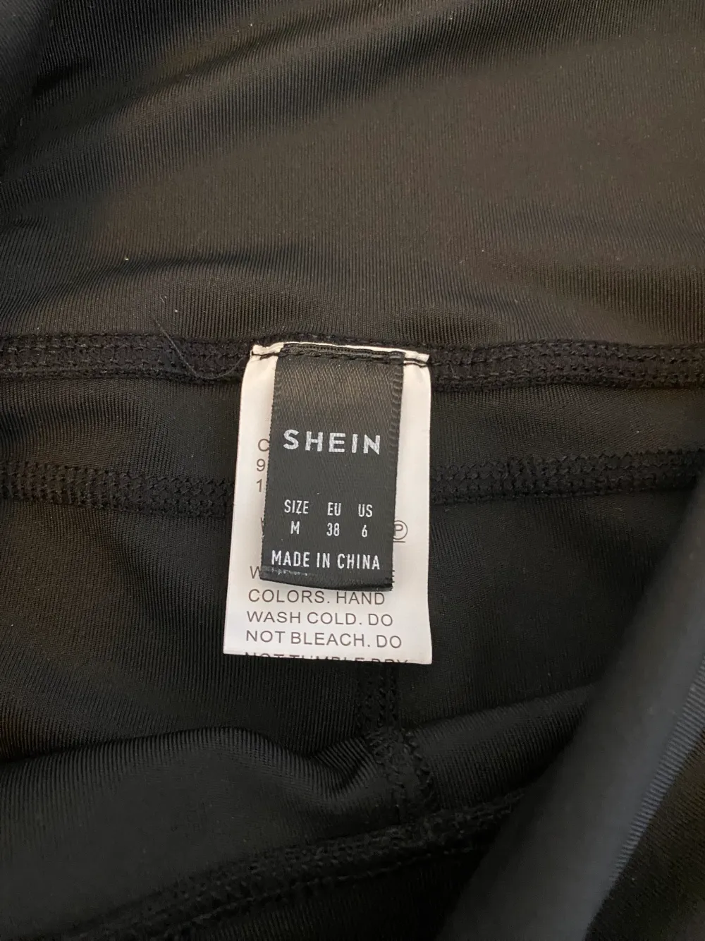 Träningsbyxor från shein, jättesköna med fickor på sidorna, storlek M! . Jeans & Byxor.