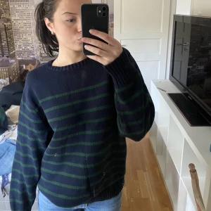 Brandy stickad  - Stickad grön/blå randig tröja från Brandy. Köpt förrförra året men endast använd 2-3 ggr (perfekt skick). Nypris var runt 500kr. 