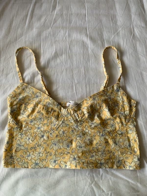 sinsay blommig topp - sötaste gul topp från sinsay med blommig tryck. storlek M och perfekt skick. säljer då den är för liten för mig 🌼😭