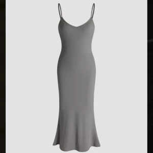 Klänning - Säljer denna skims liknande klänning💞 Den är helt ny med prislappen kvar och säljes då jag råkade köpa fel storlek. Storlek L. Strapsen är reglerbara😁