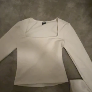 Söt topp från Gina tricot  - Vit topp från Gina tricot. Knappt använd. Säljer för 199kr+frakt Hör av er för fler bilder eller frågor💕💕