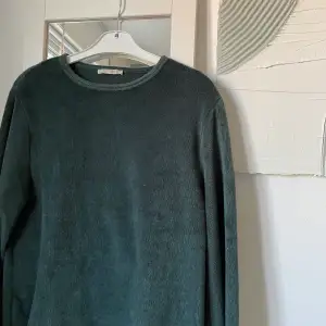 Snygg grön tröja från Zara, rensar ur garderoben🥰 storlek S🌞
