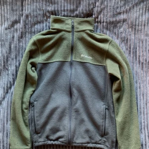 Columbia Fleece Jacka - Grön columbia fleece jacka, Är i bra skick dock finns det ett litet hål i nedre vänstra armen.