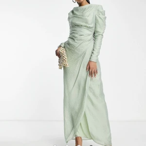 Klänning - Dösnygg klänning som va tänkt till bal men har en annan klänning. Storlek 34/XS. Vid snabb affär kan pris diskuteras🫶🏽