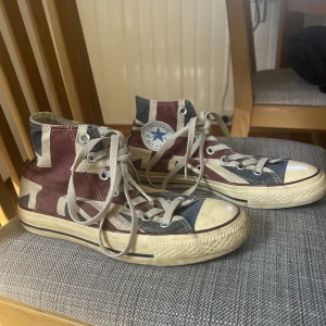 Converse strl 37 - Coola Converse i strl 37, med brittiska flaggan. Skorna ska se slitna ut, var alltså köpta med slitningarna . Bra begagnat skick.