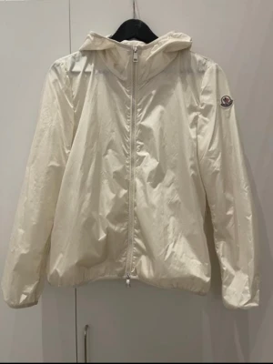 Moncler vindjacka  - Moncler windbreaker/jacka Toppskick, helt fel fri från hål, fläckar och annat. Storlek 2 alltså S/M, sjukt snygg till både män och kvinnor så unisex modell! Som Sagt helt fel fri och super snygg nu till våren. Finns i centrala Stockholm 