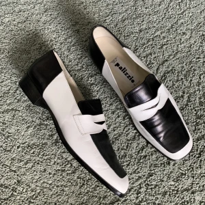 Loafers - Svartvita loafers i storlek 38,5. Använda ett fåtal gånger. Väldigt bra skick. 