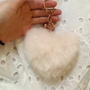 Nyckelring:) - Supersöta hjärta i fluff som man kan ha som nyckelring eller på väskan :)) oanvänd ❤️