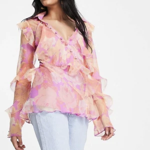 Volangblus - Slutsåld blus från ASOS. Jättefin och i nyskick med lappen kvar! Stolek 34.