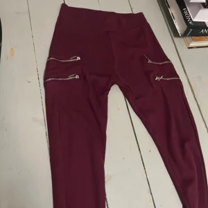 Byxor  - Vinröda Byxor i fin kvalite använd fåtal gånger å inga inte slitna, inga skador eller fläckar, fake fickor på framsidan med dragkedjor 
